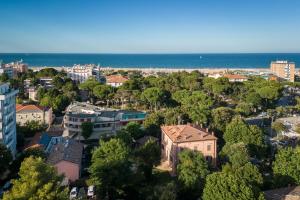 una vista aerea di una città con alberi e l'oceano di The Garden's Home-Casa Rimini Marina centro a Rimini