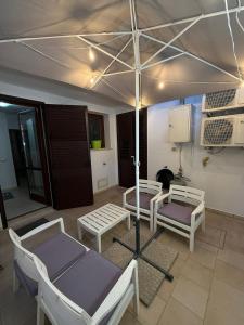 Habitación con 2 camas y sombrilla en Illumina house - Giurdignano, 2 camere, parcheggio privato, en Giurdignano