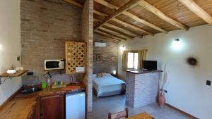 Kuchyň nebo kuchyňský kout v ubytování Las Acacias Suites