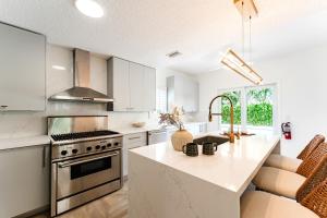 Η κουζίνα ή μικρή κουζίνα στο Palm Beach Oasis with BBQ, Htd Pool and Pickleball Ct