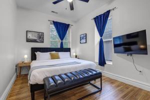 Ένα ή περισσότερα κρεβάτια σε δωμάτιο στο Hartford 5BR Family Home with Games BBQ Grill and Firepit