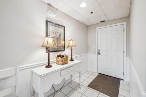 a room with two lamps on a dresser at HP 16E Beach Treat by 30A Escapes in Rosemary Beach