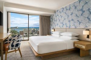 Postel nebo postele na pokoji v ubytování Sheraton Princess Kaiulani Waikiki Beach