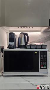 Una cocina o zona de cocina en EGATE - Studio - 10th Floor - Balcony with a View - 01-1014