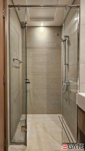 una ducha con puerta de cristal en un baño en EGATE - Studio - 10th Floor - Balcony with a View - 01-1014, en Dubái