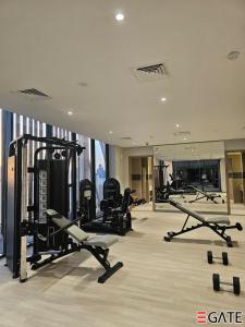 Gimnasio o instalaciones de fitness de EGATE - Studio - 10th Floor - Balcony with a View - 01-1014