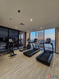 Gimnasio o instalaciones de fitness de EGATE - Studio - 10th Floor - Balcony with a View - 01-1014