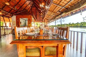 Restaurace v ubytování Alaya Stays Palm Dale Heritage Backwater Retreat with Garden & Restaurant