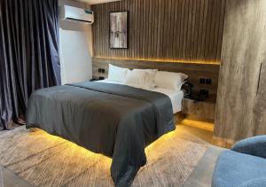 Llit o llits en una habitació de Zero Degrees Hotel