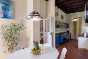 Een keuken of kitchenette bij Ruby Como Villa with Lake View By Petra Luxury