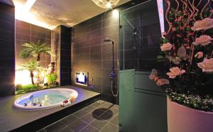 Koupelna v ubytování Blue Coast Spa Motel