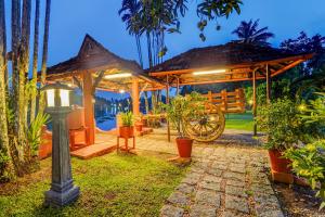 Zahrada ubytování Alaya Stays Palm Dale Heritage Backwater Retreat with Garden & Restaurant + 65 fotografií