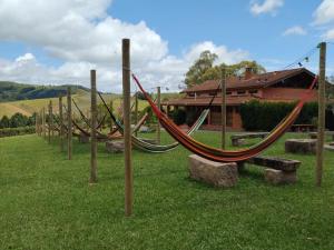 uma fileira de balanços de corda em um parque em Cachoeira dos Luis - Parque & Pousada em Bueno Brandão