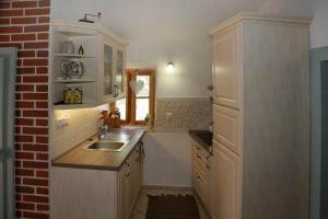 Nhà bếp/bếp nhỏ tại Lovely Stone Cottage Pomer +13 ảnh