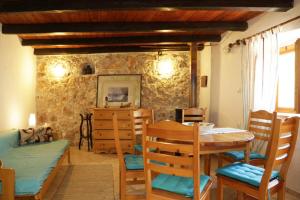 TV/trung tâm giải trí tại Lovely Stone Cottage Pomer