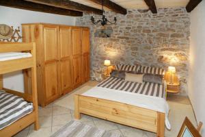 Giường trong phòng chung tại Lovely Stone Cottage Pomer