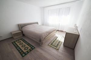 Ένα ή περισσότερα κρεβάτια σε δωμάτιο στο Cabana Cerbu
