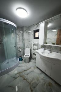Ένα μπάνιο στο Cabana Cerbu +56 φωτογραφίες