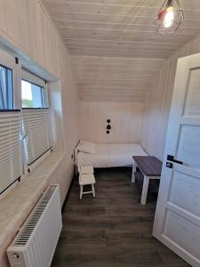 Ένα ή περισσότερα κρεβάτια σε δωμάτιο στο Domki Nadmorskie Tycjanowo