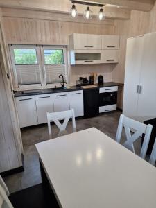 Η κουζίνα ή μικρή κουζίνα στο Domki Nadmorskie Tycjanowo +11 φωτογραφίες