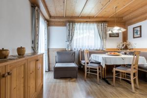 a kitchen and dining room with a table and chairs at Villa Resi Apartments in Corvara in Badia