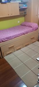 une chambre avec un lit avec un matelas violet dans l'établissement Habitacion doble, à Portugalete