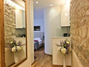- un miroir avec des fleurs sur un mur dans l'établissement Magnolia Luxury Apartments, à Split 45 autres photos