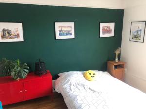 En eller flere senge i et værelse på Dunkerque Malo Centre - 1km mer et plage