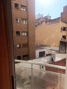 une vue depuis une fenêtre d'un bâtiment dans l'établissement Nueva Córdoba Ambrosio Olmos 898 pleno bv a metros de plaza España la universidad clínicas gastronomía etc etc, à Córdoba
