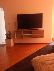 un salon avec une télévision à écran plat sur un mur dans l'établissement Nueva Córdoba Ambrosio Olmos 898 pleno bv a metros de plaza España la universidad clínicas gastronomía etc etc, à Córdoba