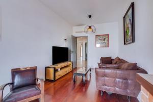 un salon avec un canapé et une télévision dans l'établissement Casa Capitão by Enjoyyourstay, à Olhão