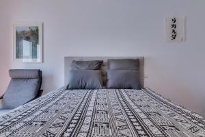 - une chambre avec un lit et un tapis dans l'établissement Casa Capitão by Enjoyyourstay, à Olhão 19 autres photos