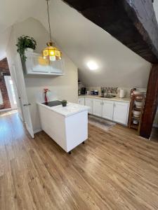 Kuchyň nebo kuchyňský kout v ubytování Lovely two bedroom 5 minute walk from ocean
