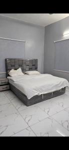 a bedroom with a bed in a white room at ركن دار الطائف in Taif +14 photos