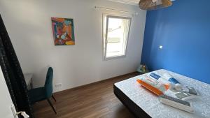 a room with a table with a blue wall at Les maisons Inael in Pénestin