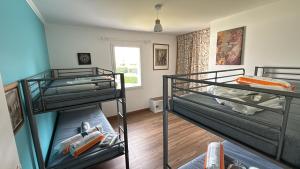two bunk beds in a room with a window at Les maisons Inael in Pénestin