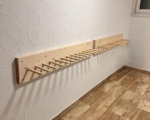 una parete con una mensola di legno su una parete di Smart Resorts B&B 3 BB 1005 a Winterberg