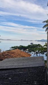 uitzicht op de oceaan vanaf het dak van een gebouw bij Kitnet Praiano- Praia de Olaria in Majé