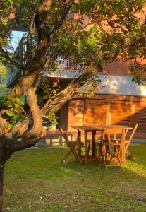 a picnic table and chairs sitting under a tree at La casa di Sophie in Bagno a Ripoli