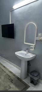 a bathroom with a white sink and a mirror at ركن دار الطائف in Taif