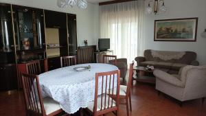 ein Wohnzimmer mit Tisch, Stühlen und Sofa in der Unterkunft Residenza Adele in Porpetto
