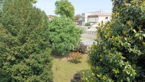 eine Draufsicht auf einen Hof mit Bäumen und einer Straße in der Unterkunft Residenza Adele in Porpetto