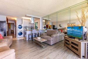 Χώρος καθιστικού στο Maalaea Banyans 217 by Coldwell Banker Island Vacations