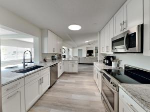 Dapur atau dapur kecil di Dolphin View Oasis