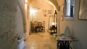 a hallway with a table and a dining room at B&B Al Duomo in Mola di Bari