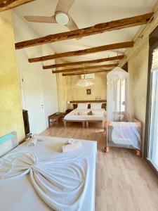 Кровать или кровати в номере Mikael Pool Villa Paliouri