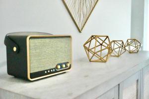 an old television sitting on a counter with two geometric objects at Koastal Cove 4beds-3baths 2-kingbeds in Deerfield Beach