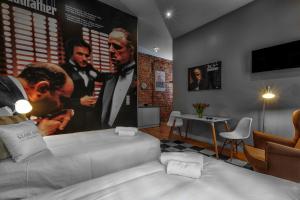 Televízia a/alebo spoločenská miestnosť v ubytovaní Cinema Rooms - Piotrkowska
