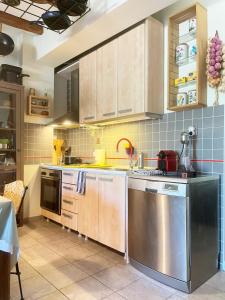 Кухня или мини-кухня в Mikael Pool Villa Paliouri
