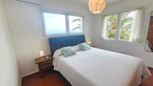una camera da letto con un letto con due cuscini sopra di Villa Con Piscina El Mirador de Peñiscola a Peñíscola Altre 37 foto